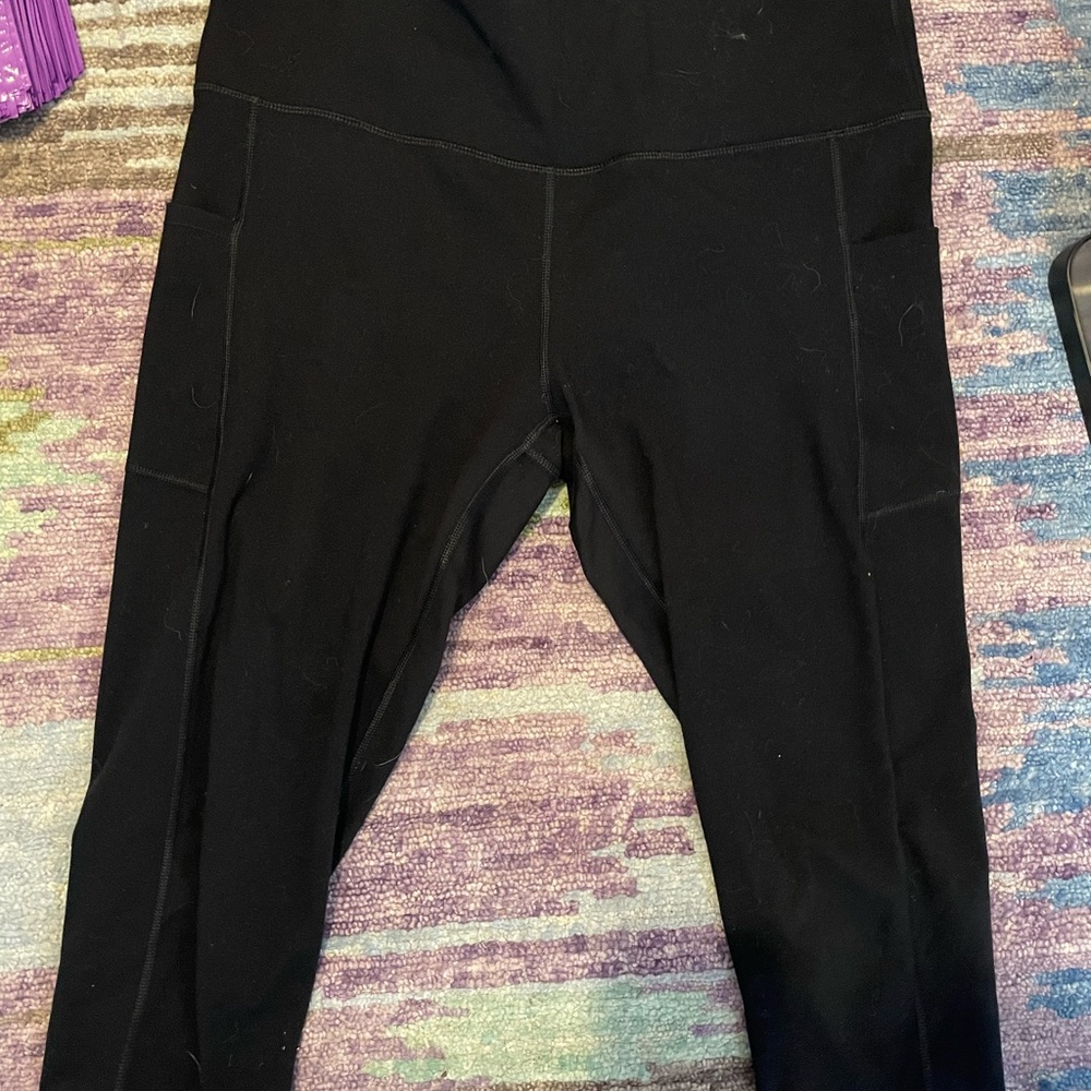 Black capri leggings with pockets